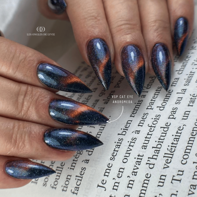 Pose d'ongles stilettos avec le vernis semi permanent Cat Eye Andromeda