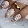 Pose d'ongles avec le vernis semi permanent Hallelujah, beige nude