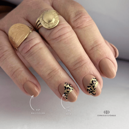 Pose d'ongles avec le vernis semi permanent Hallelujah, beige nude