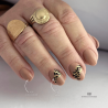 Pose d'ongles avec le vernis semi permanent Hallelujah, beige nude