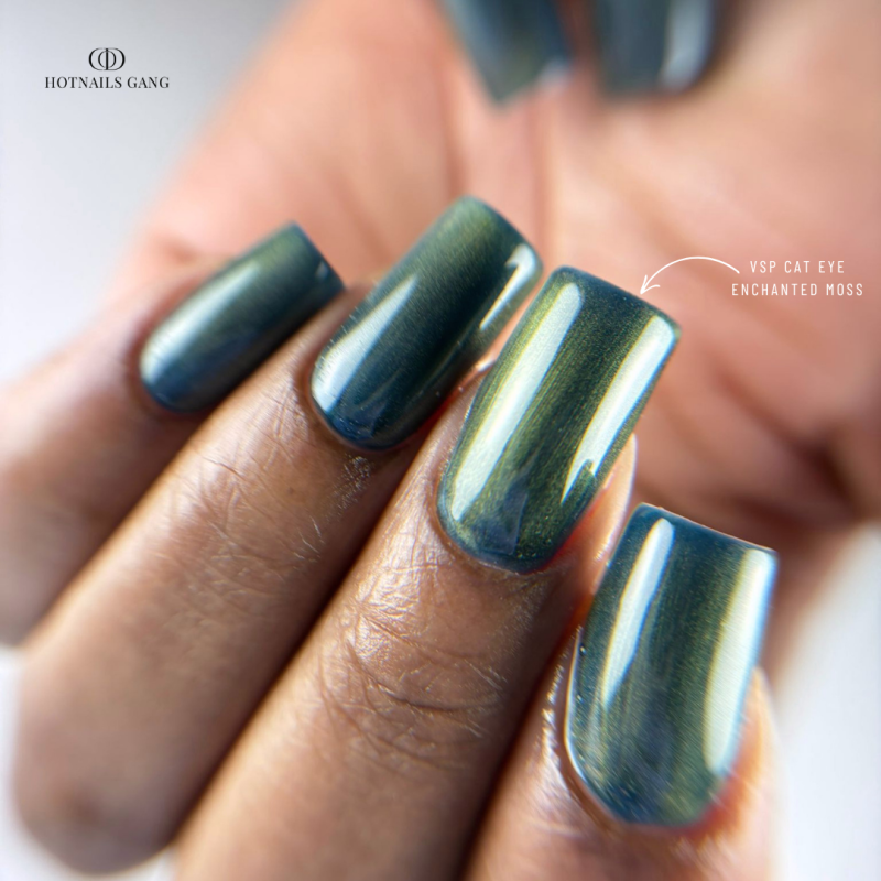 Pose d'ongles carrée avec le vernis semi permanent Cat Eye Enchanted Moss, vert canard