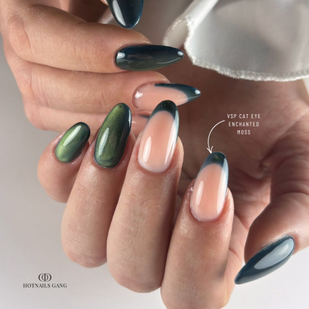 Pose d'ongles en amandes avec le vernis semi permanent Cat Eye Enchanted Moss, vert canard