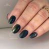 Pose d'ongles ovale avec le vernis semi permanent Cat Eye Enchanted Moss, vert canard