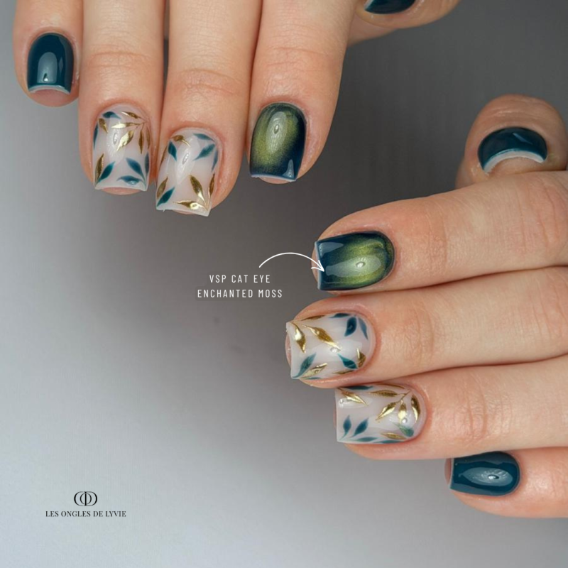 Pose d'ongles carrée avec le vernis semi permanent Cat Eye Enchanted Moss, vert canard