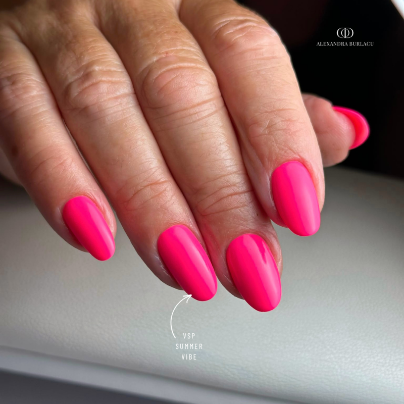 Pose en amande avec le vernis semi permanent Summer Vibe, rose néon