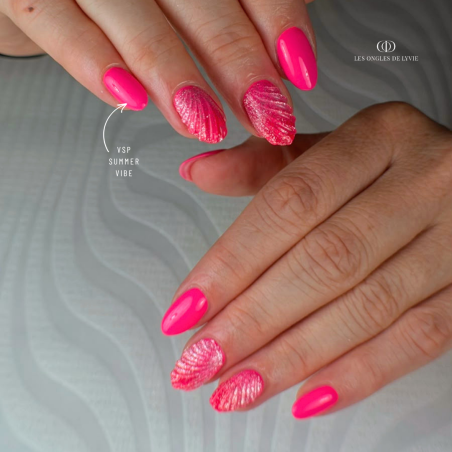 Pose en amande avec le vernis semi permanent Summer Vibe, rose néon