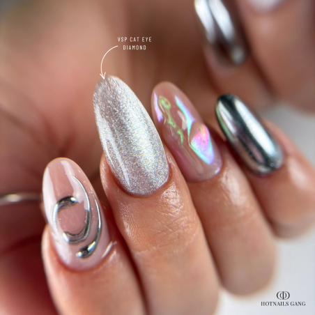 Pose d'ongles en amandes avec le vernis semi permanent Cat Eye Diamond, gris diamanté
