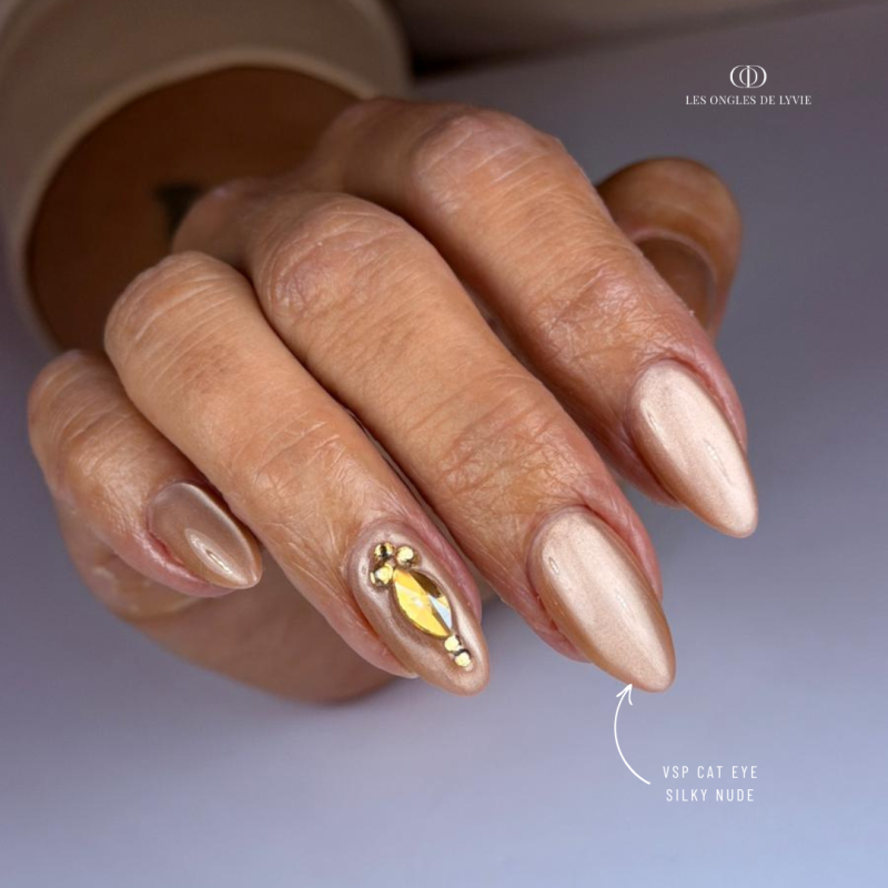 Pose d'ongles en amandes avec le vernis semi permanent Cat Eye Silky Nude, nude beige soie