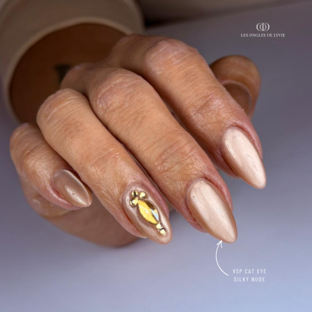 Pose d'ongles en amandes avec le vernis semi permanent Cat Eye Silky Nude, nude beige soie