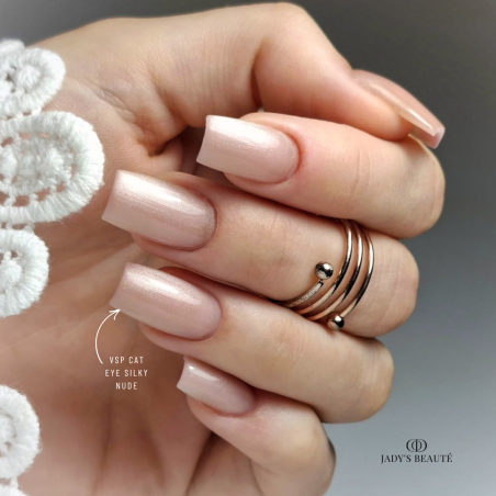 Pose d'ongles carrée avec le vernis semi permanent Cat Eye Silky Nude, nude beige soie