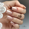 Pose d'ongles carrée avec le vernis semi permanent Cat Eye Silky Nude, nude beige soie