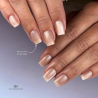 Pose d'ongles carrée avec le vernis semi permanent Cat Eye Silky Nude, nude beige soie