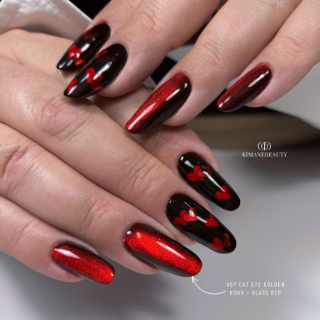 Pose d'ongles en amandes avec le vernis semi permanent Glass Red, rouge vitrail
