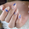 Pose d'ongles en amandes avec le vernis semi permanent Mysterious Night, bleu électrique