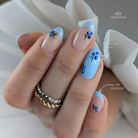 Pose d'ongles en amandes avec le vernis semi permanent Mysterious Night, bleu électrique