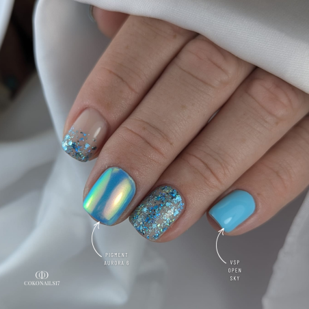 Pose d'ongles en gainage avec le vernis semi permanent Open Sky, bleu ciel