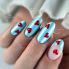 Pose d'ongles en amandes avec le vernis semi permanent Open Sky, bleu ciel