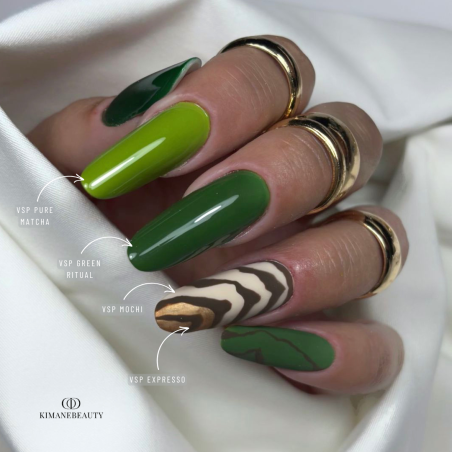 Pose d'ongles en amandes avec le vernis semi permanent Green Ritual, vert sapin