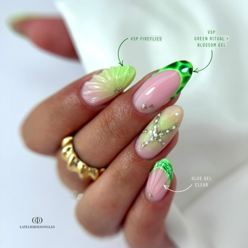 Pose d'ongles en amandes avec le vernis semi permanent Green Ritual, vert sapin