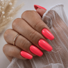 Pose d'ongles en amandes avec le vernis semi permanent Euphoria, rose orangé néon