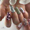 Pose d'ongles en amandes avec le vernis semi permanent Cat Eye Velvet Touch, vert pastel