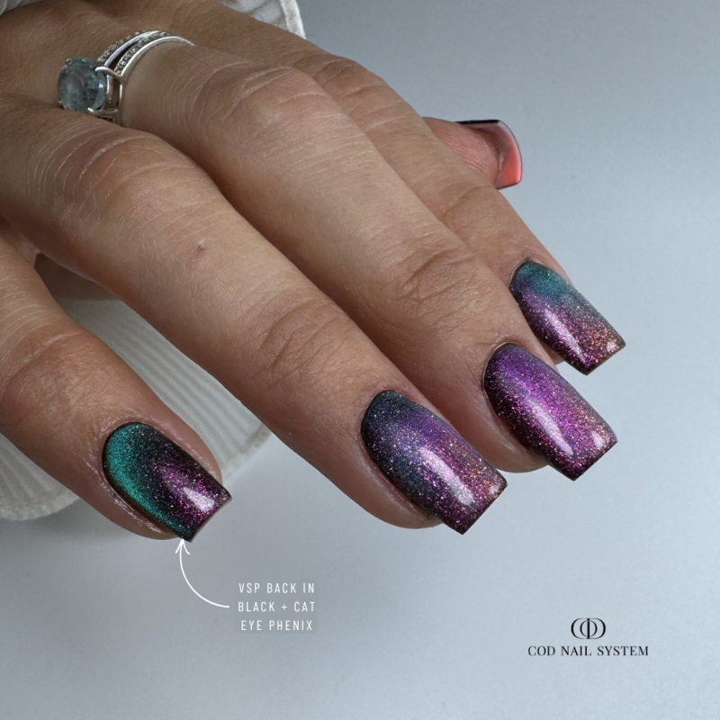 Pose d'ongles carrée avec le vernis semi permanent Cat Eye Phenix, rose violet émeraude
