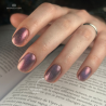 Pose d'ongles ovale avec le vernis semi permanent Cat Eye Phenix, rose violet émeraude