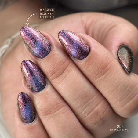 Pose d'ongles en amandes avec le vernis semi permanent Cat Eye Phenix, rose violet émeraude