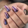 Pose d'ongles en amandes avec le vernis semi permanent Cat Eye Phenix, rose violet émeraude