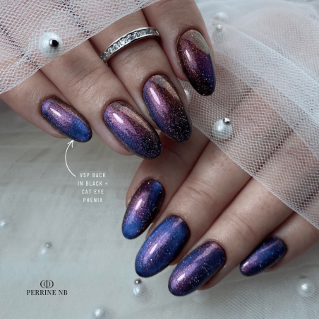 Pose d'ongles en amandes avec le vernis semi permanent Cat Eye Phenix, rose violet émeraude