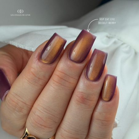 Pose carrée avec le vernis semi permanent Cat Eyes Occult Berry