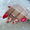 Pose d'ongles avec le vernis semi permanent La Bamba, rose fuchsia