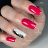 Pose d'ongles avec le vernis semi permanent La Bamba, rose fuchsia