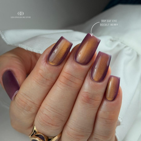 Pose carrée avec le vernis semi permanent Cat Eye Occult Berry