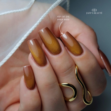 Pose carrée avec le vernis semi permanent Cat Eyes Amber Wood, marron caramel
