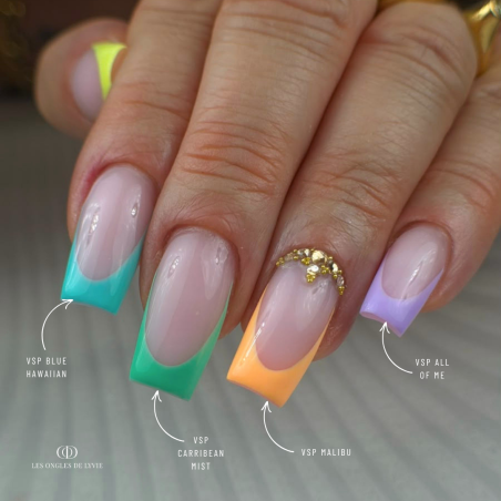 Pose d'ongles carrée avec le vernis semi permanent, orange pastel néon