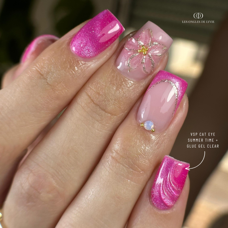 Pose d'ongles carrée avec le vernis semi permanent Cat Eye Summer Time, rose framboise réflective