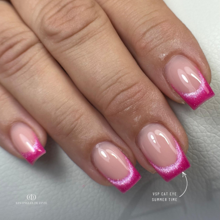 Pose d'ongles carrée avec le vernis semi permanent Cat Eye Summer Time, rose framboise réflective