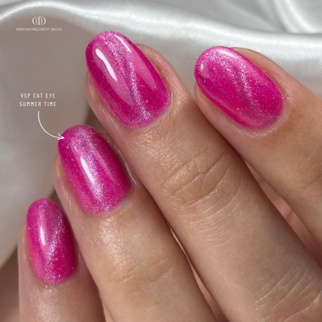 Pose d'ongles ovale avec le vernis semi permanent Cat Eye Summer Time, rose framboise réflective