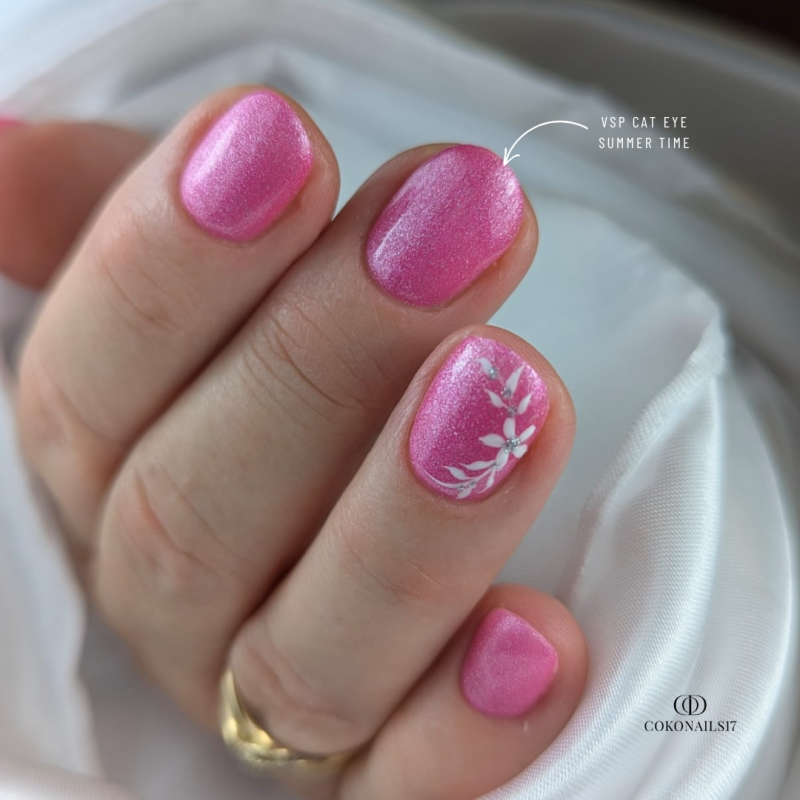 Pose d'ongles ovale avec le vernis semi permanent Cat Eye Summer Time, rose framboise réflective
