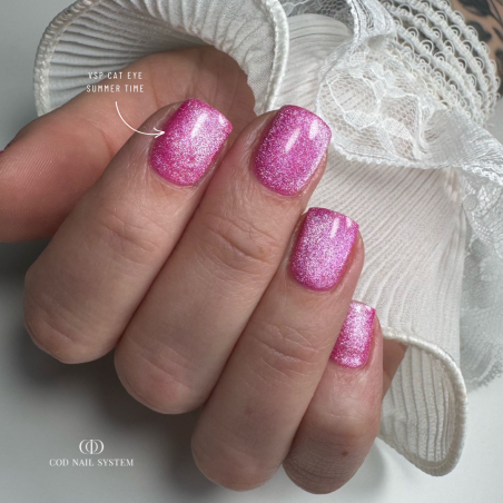 Pose d'ongles carrée avec le vernis semi permanent Cat Eye Summer Time, rose framboise réflective