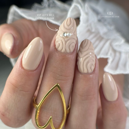 Pose d'ongles en amandes avec le vernis semi permanent Let' Go, crème