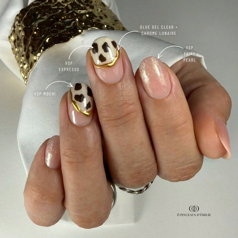 Pose d'ongles ovale avec le vernis semi permanent Mochi, nude crème beige gris
