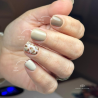 Pose d'ongles ovale avec le vernis semi permanent Mochi, nude crème beige gris