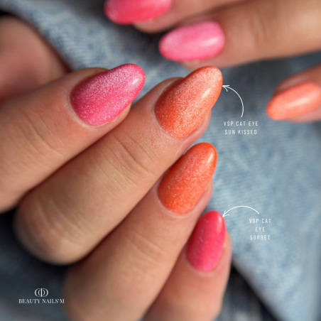 Pose d'ongles en amandes avec le vernis semi permanent Cat eye Sun Kissed, orange saumon