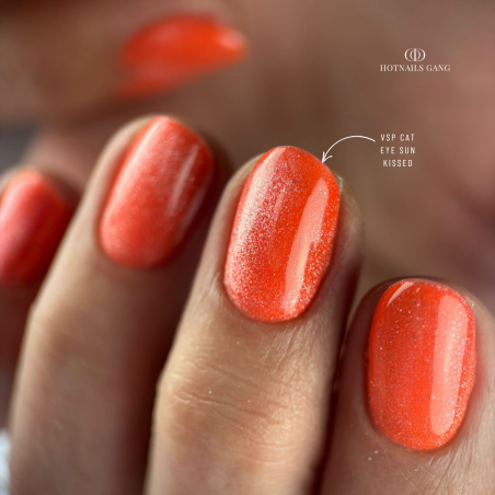 Pose d'ongles ovale avec le vernis semi permanent Cat eye Sun Kissed, orange saumon