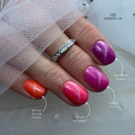 Pose d'ongles ovale avec le vernis semi permanent Cat eye Sun Kissed, orange saumon