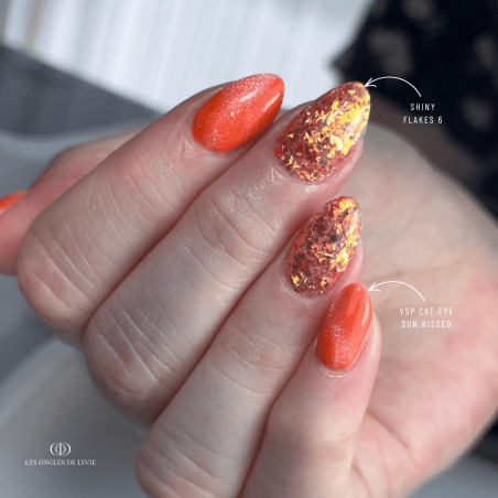 Pose d'ongles en amandes avec le vernis semi permanent Cat eye Sun Kissed, orange saumon