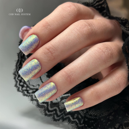 Pose d'ongles carrée avec le My Color Mellow, bleu violet pailleté