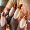 Pose d'ongles en stilettos du vernis semi permanent Glass Orange, vitrail orange